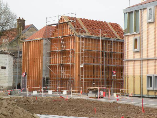  echafaudages autour d'un petit immeuble à ossature en bois du campus étudiant en construction